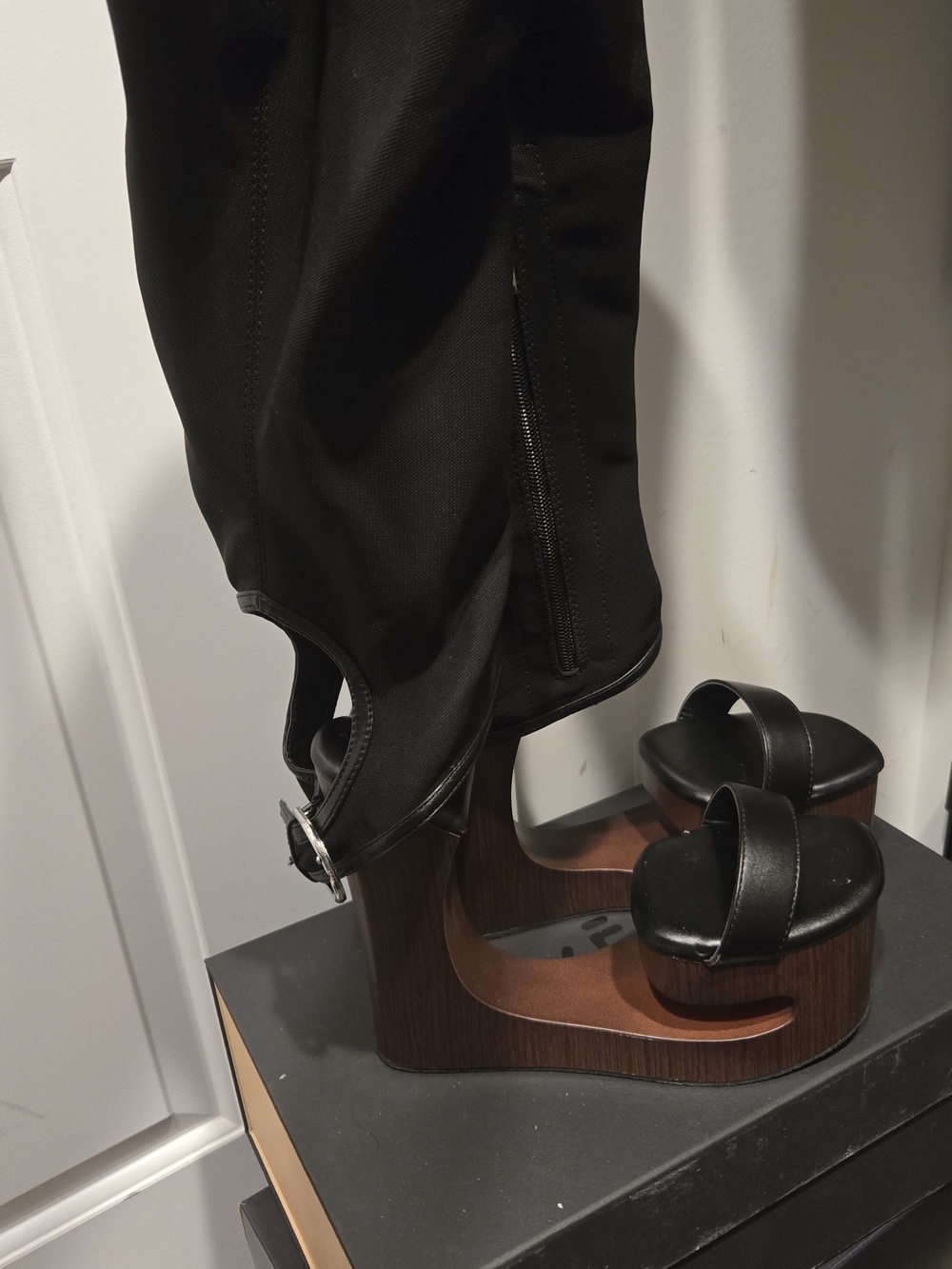 Black Architectural Platform Wooden Wedge With Neoprene